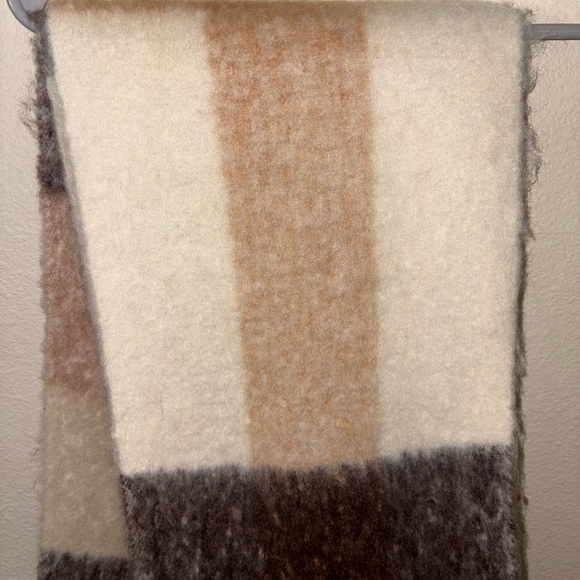 Scarf - Picture 1 of 7